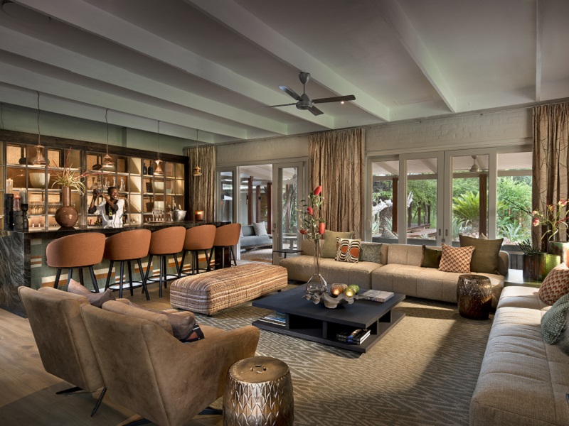 The bar and lounge at Morukuru Farm House